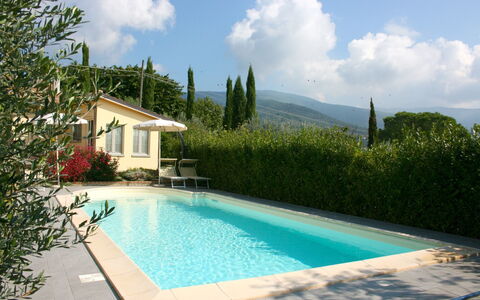 Casina Paradiso: Acqua, Nube, Cielo, Pianta, Proprietà, Costruzione, Piscina, Azzurro, Erba, Albero