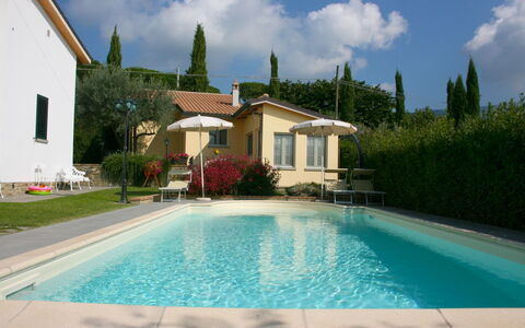 Casina Paradiso: Acqua, Cielo, Nube, Pianta, Costruzione, Proprietà, Finestra, Piscina, Azzurro, Albero