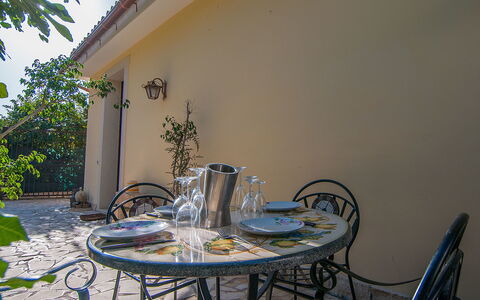 Vista Mare Noto: Proprietà, Camera, Casa, Tavolo, Immobiliare, Casa, Mobilia, Albero, Costruzione, Architettura