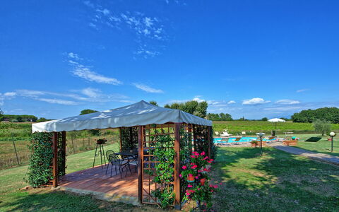 Casa Catia: Cielo, Shade, Area Rurale, Albero, Immobiliare, Erba, Casa, Baldacchino, Costruzione, Nube