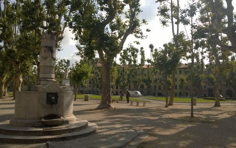 Appartamento Le Volte: Albero, Spazio Pubblico, Memoriale, Monumento, Parco, Architettura, Pianta, Statua, Sito Storico, Ricreazione