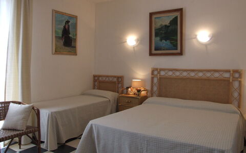 Marina Di Castagneto: Camera Da Letto, Camera, Letto, Mobilia, Proprietà, Telaio Del Letto, Lenzuolo, Pavimento, Parete, Costruzione