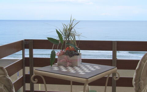 Appartamento - Le Finestre: Mobilia, Tavolo, Proprietà, Vacanza, Balcone, Tavolo Esterno, Oceano, Mobili Da Esterno, Mare, Camera