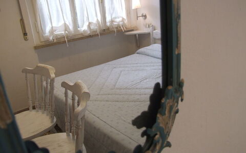 Villa Pineta: Proprietà, Camera, Pavimento, Finestra, Interior Design, Gesso, Latifoglie, Le Scale, Pavimentazione, Casa