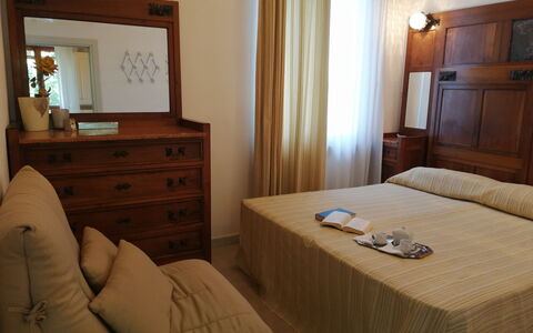 Villa La Quercia: Mobilia, Legna, Camera Da Letto, Interior Design, Letto, Pavimento, Pavimentazione, Lenzuolo, Camera, Bedding