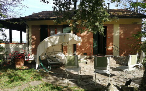 Villa La Quercia: Mobilia, Sedia, Mobili Da Esterno, Tavolo, Shade, Backyard, Tavolo Esterno, Giardino, Villetta, Ombrello