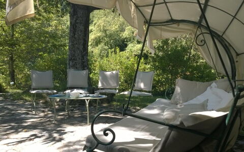 Villa La Quercia: Proprietà, Ferro, Mobilia, Cortile, Shade, Terrazza, Albero, Tavolo, Backyard, Casa