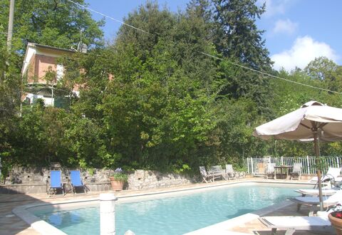 Villa La Quercia: Acqua, Pianta, Cielo, Costruzione, Nube, Azzurro, Piscina, Albero, Mobili Da Esterno, Shade