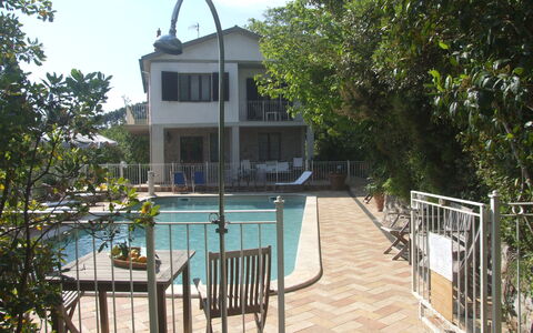 Villa Il Castagno: Pianta, Proprietà, Costruzione, Cielo, Acqua, Albero, Finestra, Recinzione, Shade, Casa