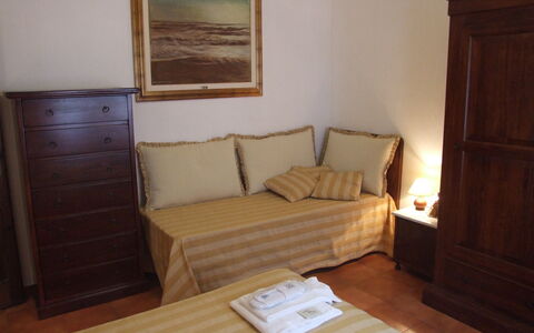 Villa Il Castagno: Mobilia, Camera, Pavimento, Proprietà, Latifoglie, Camera Da Letto, Parete, Letto, Color Legno, Interior Design