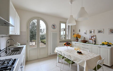 Villa Gaville: Cabinetry, Controsoffitto, Mobilia, Proprietà, Tavolo, Cucina, Lavandino Della Cucina, Lavello, Interior Design, Legna