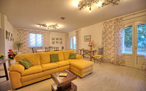 Villa Gaville: Soggiorno, Camera, Proprietà, Mobilia, Interior Design, Costruzione, Giallo, Immobiliare, Casa, Soffitto
